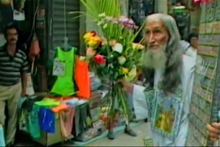 Aos que o chamavam de louco, ele respondia: - Sou maluco para te amar e louco para te salvar. O Profeta Gentileza também oferecia, em gesto de gentileza, flores e rosas para as pessoas que cruzavam seu caminho nas ruas do Rio de Janeiro.