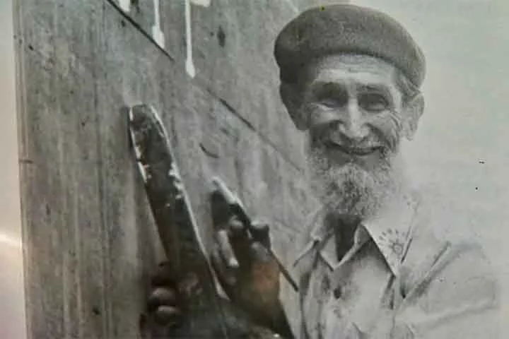 Gentileza começou, então, a sua jornada como personagem andarilho. A partir de 1970, era visto em ruas, praças, nas barcas da travessia entre as cidades do Rio de Janeiro e Niterói, em trens e ônibus, fazendo sua pregação. 