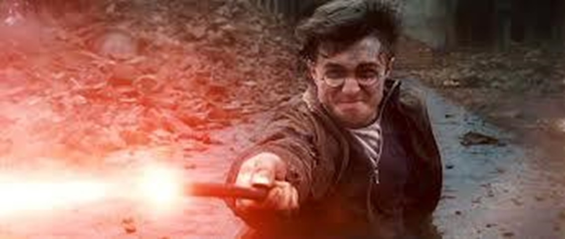 O Alorromora é um dos feitiços mais populares de Harry Potter. Ele abre itens, como portas, janelas e trancas e surge em momentos chave da saga.