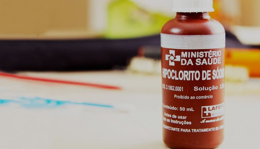 CORRETO:  Os alimentos que são consumidos crus devem ser mergulhados numa solução de hipoclorito de sódio com água por 15 minutos. Para preparar a solução correta, é preciso usar uma colher de sopa de hipoclorito para cada litro de água.  