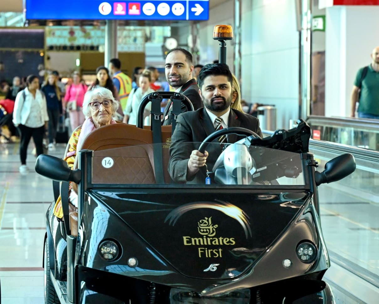 Rachida Smati nasceu em 1923 e gosta de viajar de avião. Seu primeiro voo foi aos 21 anos de idade, para Paris. Hoje,  questões de  acessibilidade determinam, em parte, para onde Rachida decide viajar. 