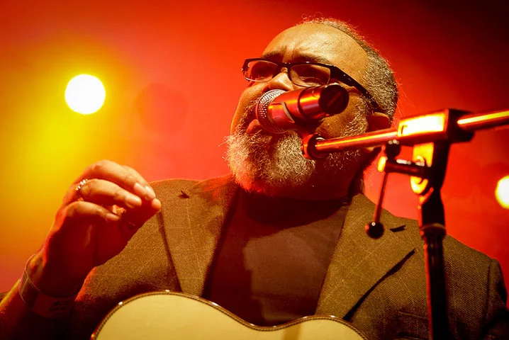 Jorge Aragão: O sambista já revelou que gosta de compor bebendo água e leite. Aliás, o veterano septuagenário assegura que nunca experimentou bebidas alcoólicas.