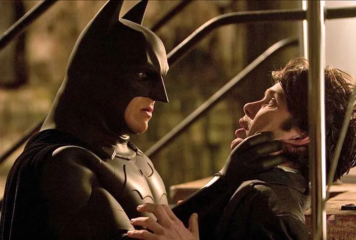 A luta é famosa por sua abordagem realista e prática, adaptando-se a diferentes confrontos nas ruas. O ator Christian Bale treinou intensivamente no sistema Keysi para o papel de Batman em filmes da franquia. 