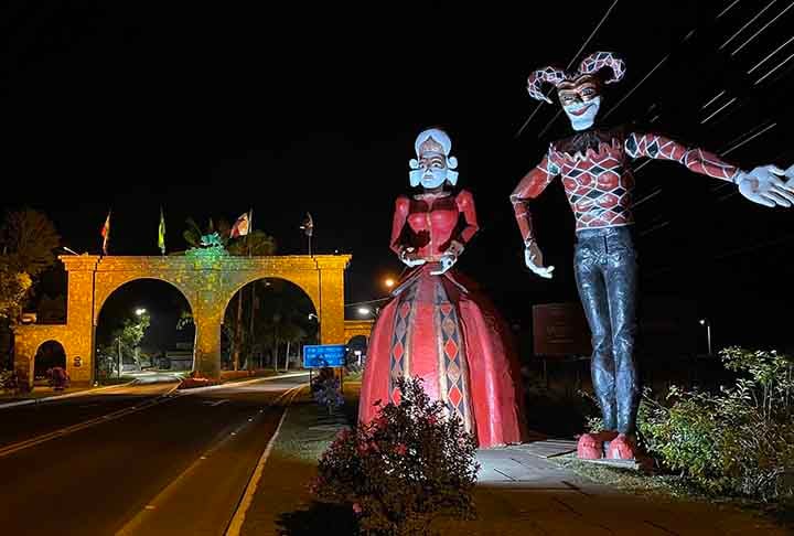 A gastronomia se baseia no macarrão rústico, polenta, puína (queijo pré-fermentado), queijos coloniais, salames, carnes e galinhas ensopadas, saladas de batatas com ovos, saladas de radicio, pães e tantos outros pratos 