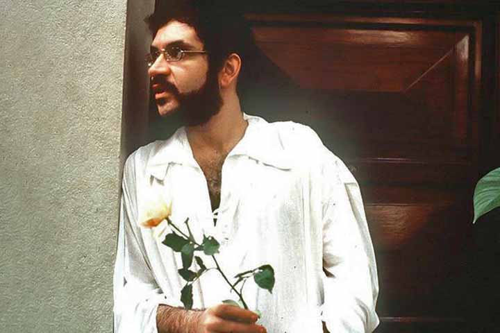 Na adolescência, Renato Russo mudou-se com a família para a capital federal, Brasília, cidade em que chegou a cursar jornalismo e onde iniciaria sua carreira musical. 

