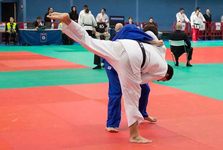 O Judô é conhecido por enfatizar a filosofia do máximo efeito com esforço mínimo, ou seja, possui técnicas de projeção, controle e imobilização.