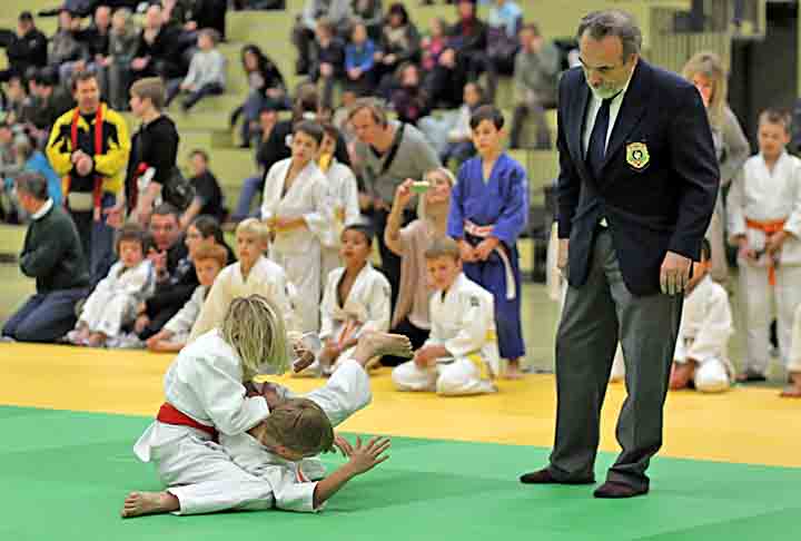 Judô- Desenvolvido por Jigoro Kano, em 1882, no Japão, tem como objetivo principal imobilizar ou arremessar o oponente usando alavancas e movimentos de força e equilíbrio.
