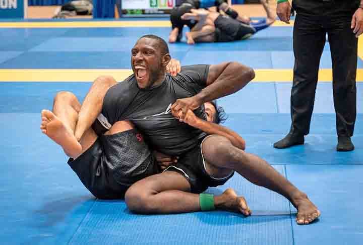 É considerada uma das artes marciais mais eficazes no combate corpo a corpo, especialmente em situações de confronto no chão. No Brasil se consolidou através dos Gracie, família de renome na arte marcial, através de adaptações e técnicas do Judô.