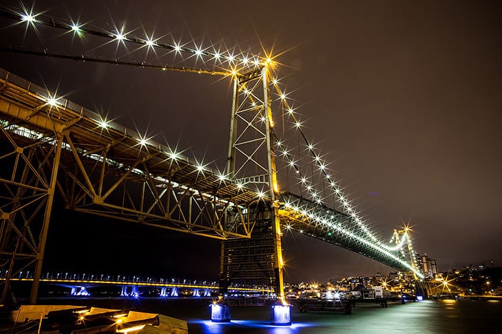 A Ilha de Santa Catarina faz parte de Florianópolis. É a maior do arquipélago formado por mais de 30 ilhas. Ela é ligada ao continente por três pontes. A Hercílio Luz (foto) é a mais famosa. O ponto culminante é o morro do Ribeirão da Ilha (532m).