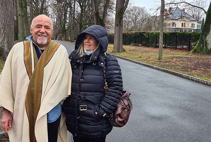  Paulo Coelho é casado há 44 anos com Christina Oiticica, artista conhecida internacionalmente por obras de arte contemporânea que incorporam elementos de abstração, cores vibrantes e formas orgânicas. 