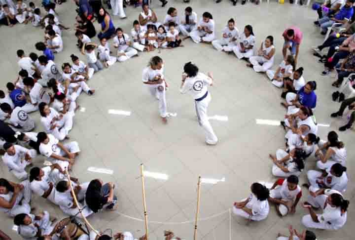 É uma mistura única de luta, dança, música e cultura, reconhecida como Patrimônio Cultural Imaterial da Humanidade pela UNESCO. Uma curiosidade é que Anderson Silva, um dos campeões no ringue, fazia movimentos de capoeira em suas lutas de MMA.