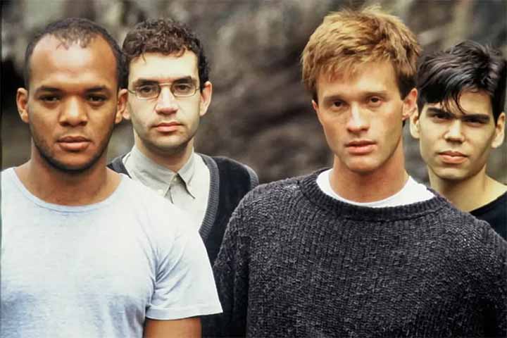 Foi com a Legião Urbana, em meio à efervescência do chamado BR Rock dos anos 80, que Renato Russo passou a ser reconhecido como um dos grandes nomes da música nacional. 

