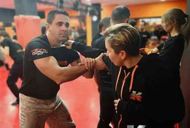 Keysi- Desenvolvido por Justo Dieguez e Andy Norman, como um sistema de autodefesa urbana, baseado em situações reais de combate. Tem movimentos fluidos e naturais, combinando cotoveladas, joelhadas, cabeçadas e golpes de curta distância.