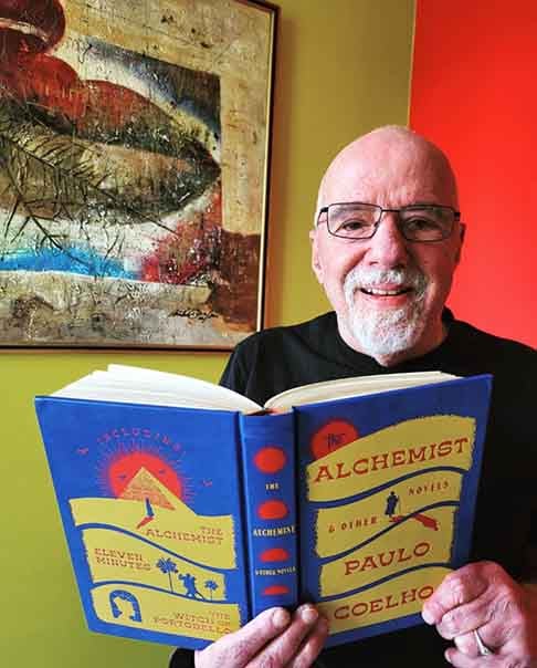 O Alquimista é um dos mais importantes fenômenos literários do século XX. Chegou ao primeiro lugar da lista dos mais vendidos em 18 países.