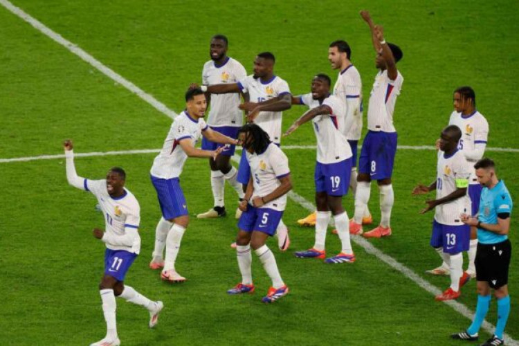 France's players celebrate after Portugal's forward #11 Joao Felix missed in the penalty shootout during the UEFA Euro 2024 quarter-final football match between Portugal and France at the Volksparkstadion in Hamburg on July 5, 2024. (Photo by Odd ANDERSEN / AFP)