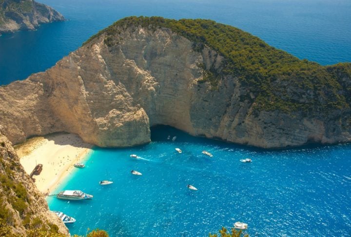 6) Praia de Navagio ou Shipwreck, Grécia: Uma das praias mais famosas da Grécia, o lugar recebeu o apelido quando o navio contrabandista Shipwreck naufragou. A embarcação está lá até hoje e se tornou um ponto turístico muito requisitado.