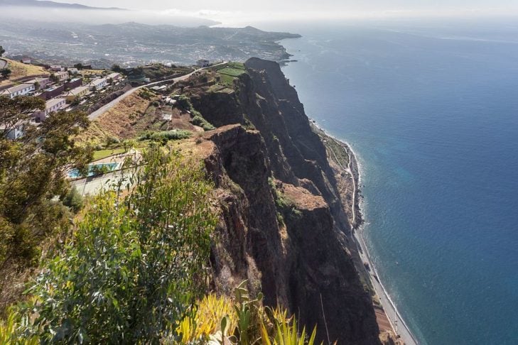5) Cabo Girão, Portugal: Essa falésia, na Ilha da Madeira, chega a ter 580 m de altitude, sendo um dos pontos mais altos da Europa. É lá que fica a Capela de Nossa Senhora de Fátima, construída em 1931.