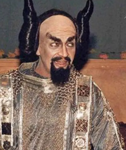 Luís Melo em O Auto da Compadecida (2000): Um dos maiores sucessos do cinema brasileiro também teve um Diabo para chamar de seu. Sua aparência foi cuidadosamente construída para refletir um ser ao mesmo tempo sinistro e caricato, de acordo com o tom humorístico da obra de Ariano Suassuna.