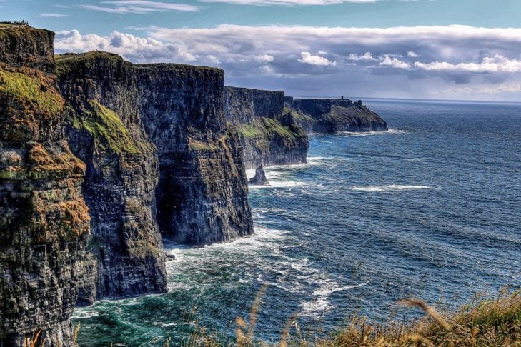 3) Moher, Irlanda: Localizadas no condado de Clare, na Irlanda, essas falésias cobrem mais de 8 km, com até  214 metros de altura.  Anualmente, 1,5 milhão de pessoas visitam esse lugar.