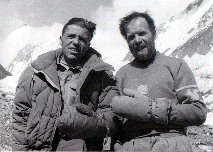 A K2 foi escalada pela primeira vez em 31 de julho de 1954 por uma expedição italiana liderada por Ardito Desio, com os alpinistas Lino Lacedelli e Achille Compagnoni atingindo o cume.