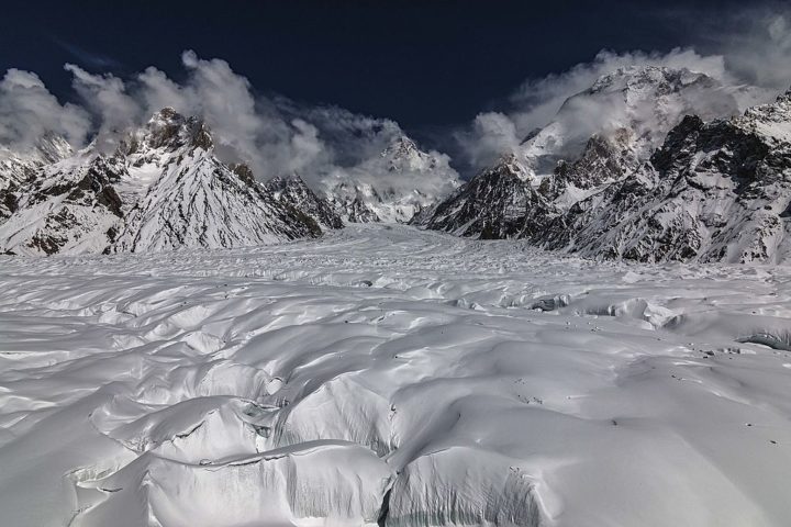 Apelidada de Montanha Selvagem, a K2 é a mais desafiadora do mundo para alpinistas. Seus terrenos são acidentados e imprevisíveis, com constantes ameaças de avalanche.