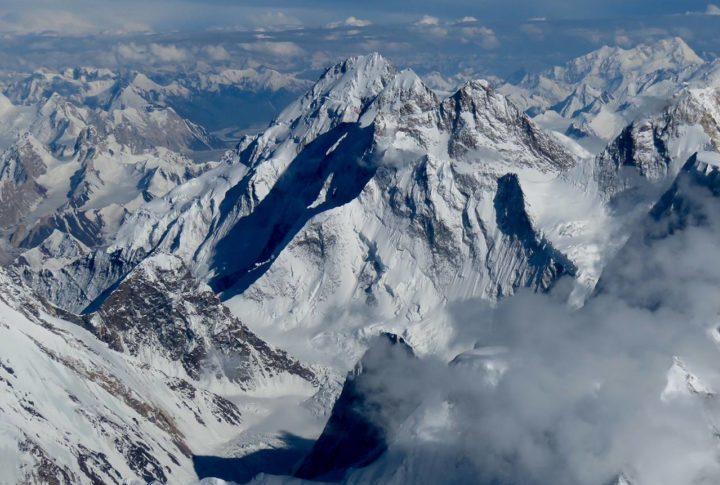 Outra das características que torna a montanha tão desafiadora é sua inclinação íngreme e a falta de seções de terrenos planos para descanso, como ocorre no Everest.