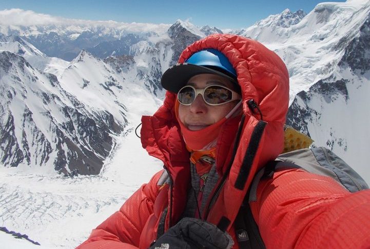 A escassez de oxigênio em altitudes elevadas torna cada respiração um desafio, exigindo um preparo físico excepcional dos alpinistas.