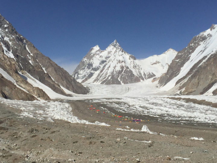 Desde então, apenas cerca de 4.500 pessoas alcançaram o topo, um número ínfimo em comparação com as mais de 45.000 que já escalaram o Everest.