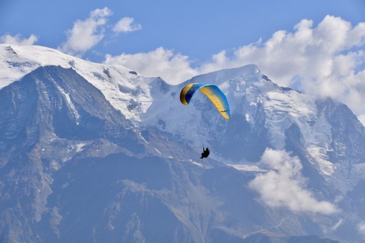 O porta-voz da polícia local, Muhammad Nazir, explicou que, quando o brasileiro começou a voar de parapente, seu paraquedas estourou e ele caiu.