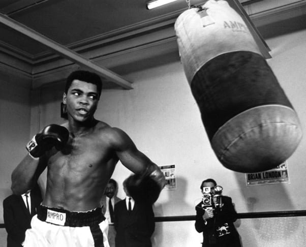 O boxe combina força, velocidade, resistência e estratégia, com alta intensidade física e mental. Muhammad Ali é considerado o maior pugilista de todos os tempos,  com estilo de luta único e habilidades impressionantes no ringue.