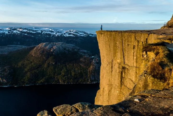 1) Preikestolen (Pulpit Rock), Noruega: Chegar ao topo da falésia sobre o fiorde de Lysefjord leva de quatro a cinco horas de caminhada.  A gigantesca plataforma tem cerca de 30 metros e uma altura de 640 metros.