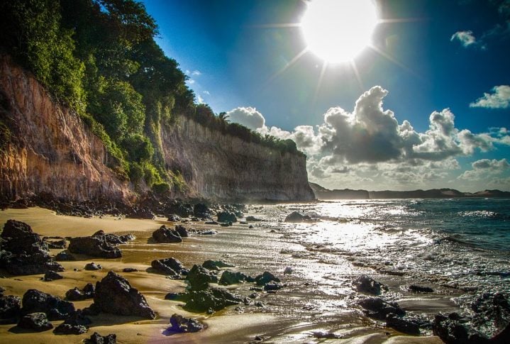 O contraste entre as tonalidades de areia, argila e vegetação nas falésias resulta em uma vista espetacular. Além disso, as falésias proporcionam locais estratégicos para observar o pôr do sol no Oceano Atlântico.