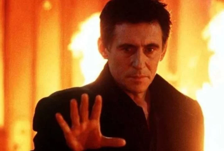 Gabriel Byrne em Fim dos Dias (1999): Ao interpretar um homem possuído por Satanás, Byrne enfrenta Arnold Schwarzenegger em uma luta apocalíptica entre o bem e o mal.