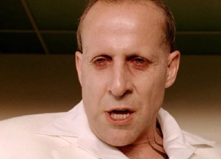 Peter Stormare em Constantine (2005): No filme, que é baseado em uma história em quadrinhos, Stormare entrega uma interpretação memorável e intimidadora como Lúcifer, ainda que seja uma participação pequena.