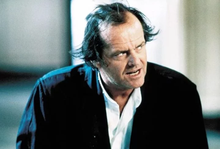 Jack Nicholson em As Bruxas de Eastwick (1987): Na trama, Nicholson interpreta Daryl Van Horne, uma figura diabólica que seduz três mulheres em uma pequena cidade.