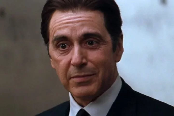 Al Pacino em O Advogado do Diabo (1997): Ao lado de Keanu Reeves e Charlize Theron, Al Pacino incorpora John Milton, uma versão mais moderna do Diabo.