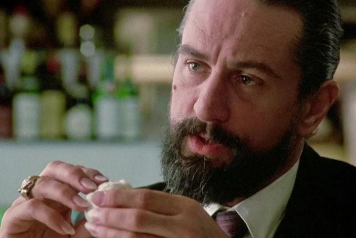 Robert De Niro em Coração Satânico (1987): Sua performance sutil e sinistra trouxe uma camada de mistério e suspense ao filme, solidificando seu papel como uma das interpretações mais perturbadoras do Diabo no cinema.