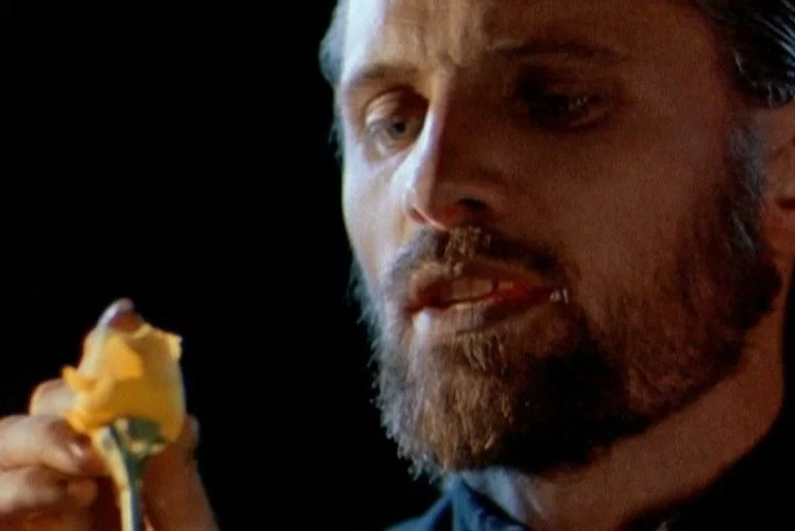 Viggo Mortensen em Anjos Rebeldes (1995): Antes de ficar conhecido pelo herói Aragorn na trilogia O Senhor dos Anéis, Mortensen vive Lúcifer como um anjo caído atormentado neste filme que ainda tem Christopher Walken no elenco.