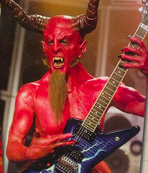 Com direito a chifres e dentes afiados -- e, é claro, uma guitarra -- sua participação culmina na épica Batalha de Bandas (Rock Off), que é o clímax do filme.