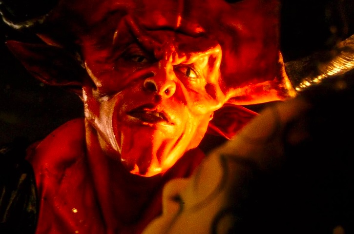 Com uma maquiagem impressionante e uma presença marcante, Curry trouxe ao Diabo uma imagem visualmente impactante e uma atuação memorável.