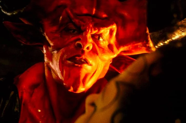 Com uma maquiagem impressionante e uma presença marcante, Curry trouxe ao Diabo uma imagem visualmente impactante e uma atuação memorável.