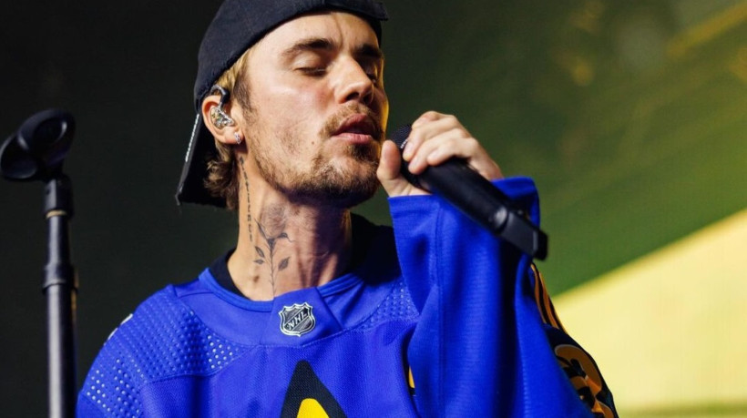 O cantor realizou uma transmissão ao vivo com amigos e o programa estava sendo exibido em um telão