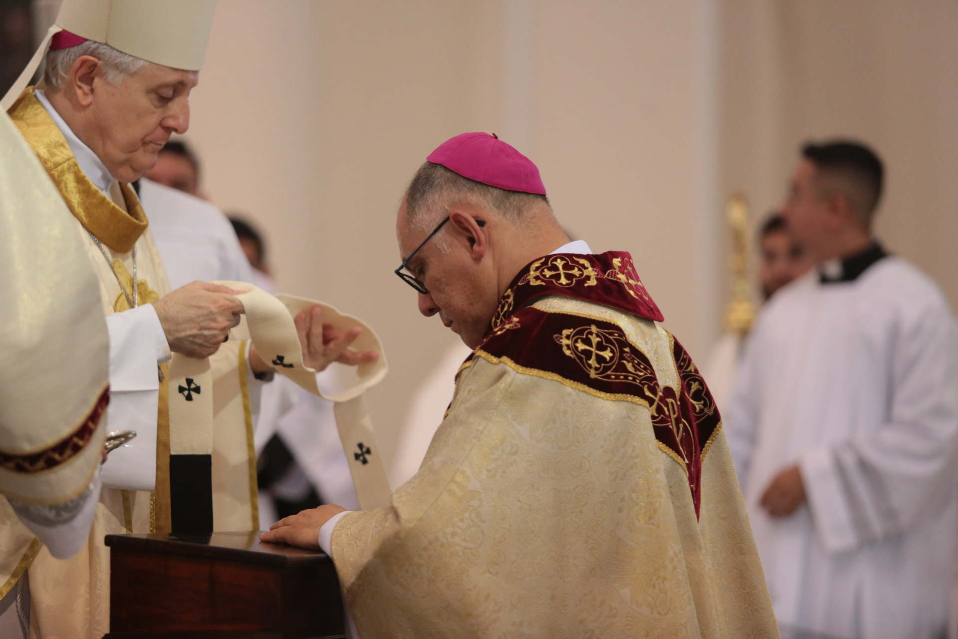 FORTALEZA-CE, BRASIL, 06-07-2024: Dom Gregório Paixão, arcebispo de Fortaleza recebe Pálio arquiepiscopal. catedral da Sé. (Foto: Fabio Lima/ OPOVO)