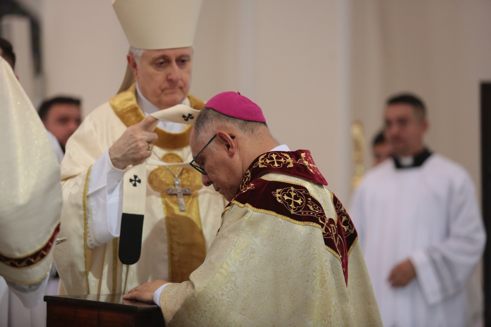 FORTALEZA-CE, BRASIL, 06-07-2024: Dom Gregório Paixão, arcebispo de Fortaleza recebe Pálio arquiepiscopal. catedral da Sé. (Foto: Fabio Lima/ OPOVO)