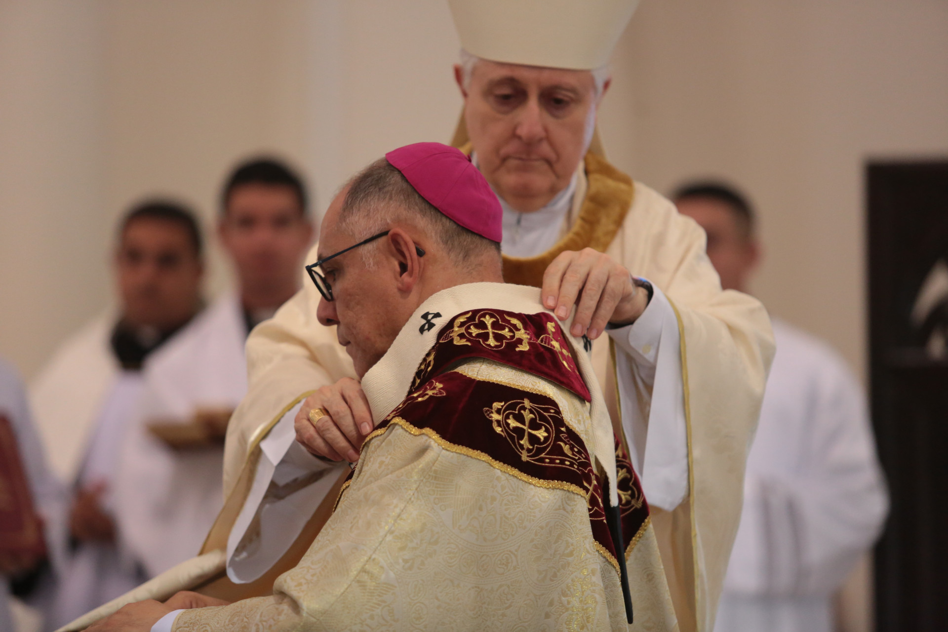 FORTALEZA-CE, BRASIL, 06-07-2024: Dom Gregório Paixão, arcebispo de Fortaleza recebe Pálio arquiepiscopal. catedral da Sé. (Foto: Fabio Lima/ OPOVO)