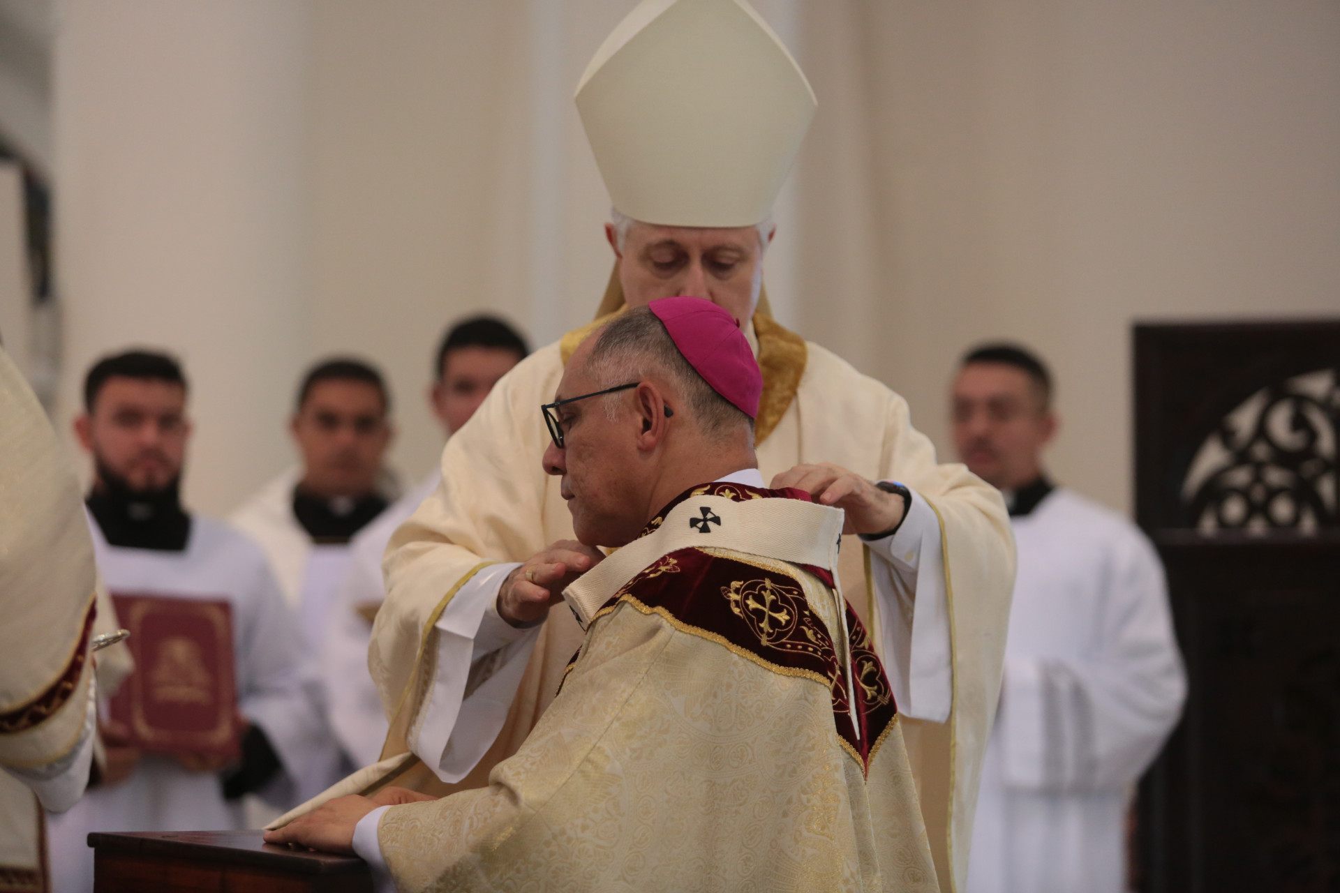 FORTALEZA-CE, BRASIL, 06-07-2024: Dom Gregório Paixão, arcebispo de Fortaleza recebe Pálio arquiepiscopal. catedral da Sé. (Foto: Fabio Lima/ OPOVO)