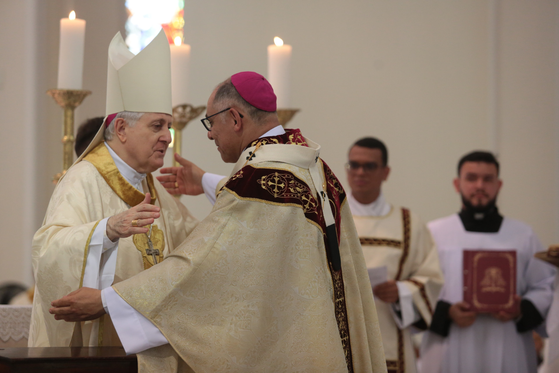 FORTALEZA-CE, BRASIL, 06-07-2024: Dom Gregório Paixão, arcebispo de Fortaleza recebe Pálio arquiepiscopal. catedral da Sé. (Foto: Fabio Lima/ OPOVO)