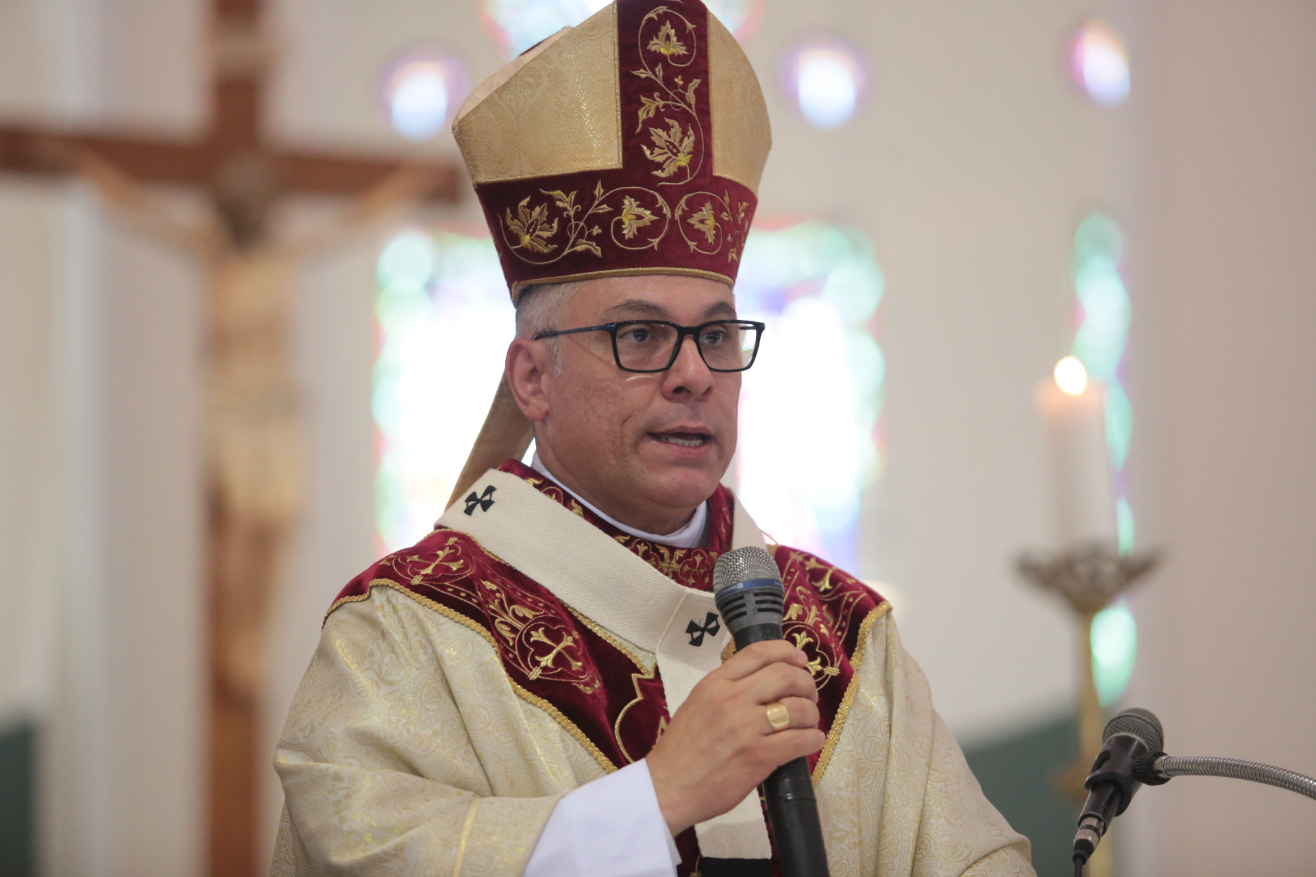 FORTALEZA-CE, BRASIL, 06-07-2024: Dom Gregório Paixão, arcebispo de Fortaleza recebe Pálio arquiepiscopal. catedral da Sé. (Foto: Fabio Lima/ OPOVO)