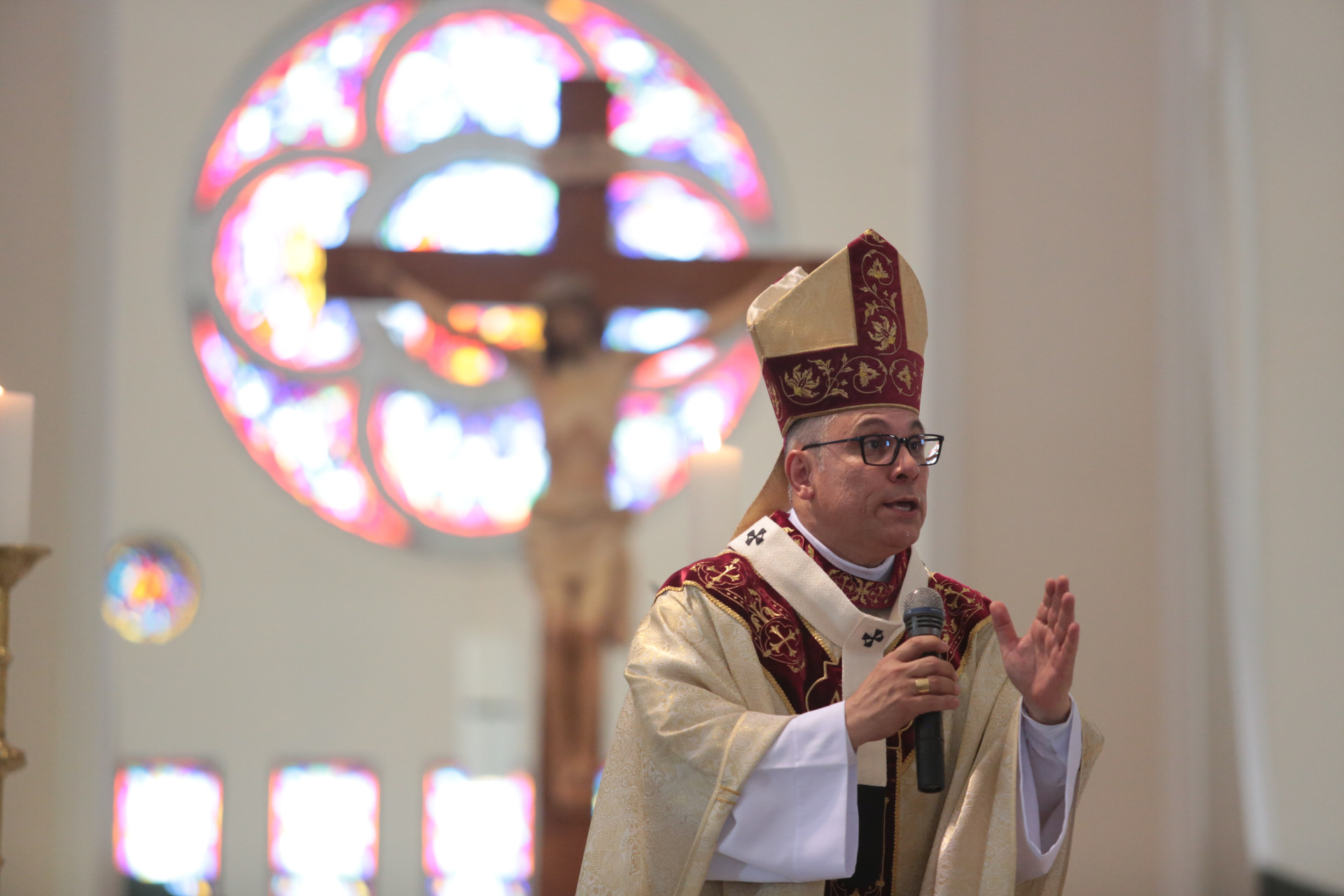 FORTALEZA-CE, BRASIL, 06-07-2024: Dom Gregório Paixão, arcebispo de Fortaleza recebe Pálio arquiepiscopal. catedral da Sé. (Foto: Fabio Lima/ OPOVO)
