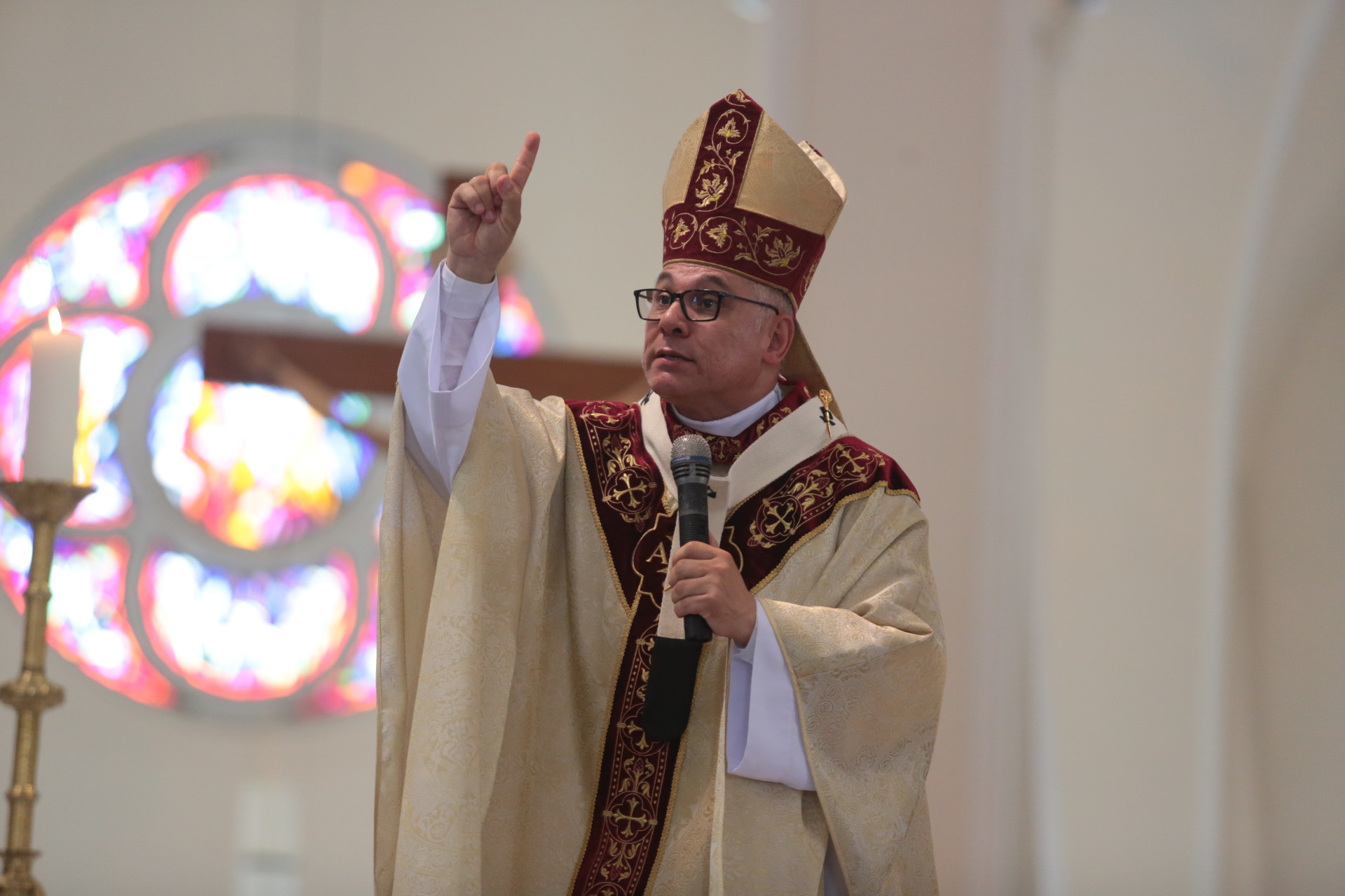 FORTALEZA-CE, BRASIL, 06-07-2024: Dom Gregório Paixão, arcebispo de Fortaleza recebe Pálio arquiepiscopal. catedral da Sé. (Foto: Fabio Lima/ OPOVO)
